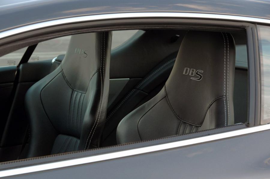 Интерьер Aston Martin DBS 007 Quantum of Solace 2008 года  (фото 4 из 43)